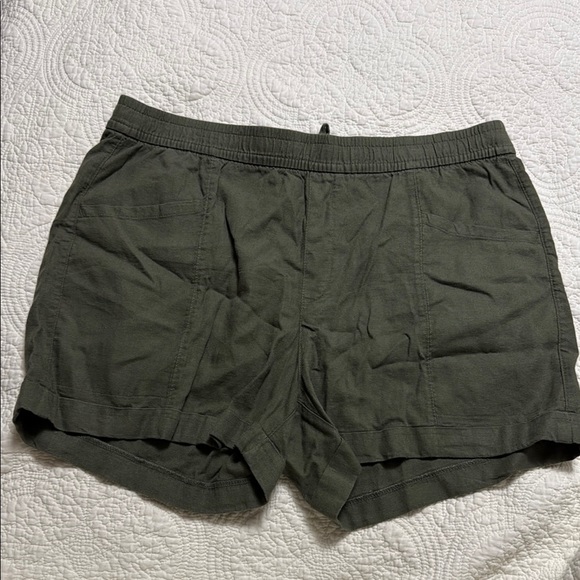 Old Navy Pants - Old Navy Olive Green Casual Shorts Size L